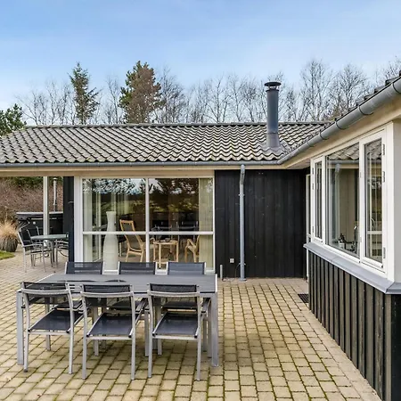 Dom wakacyjny Lovely With Wilderness Bath And Space For 8 People,