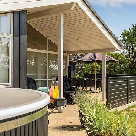 Casa de Férias Lovely With Wilderness Bath And Space For 8 People *