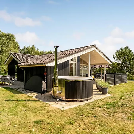 Lovely With Wilderness Bath And Space For 8 People, Dom wakacyjny *